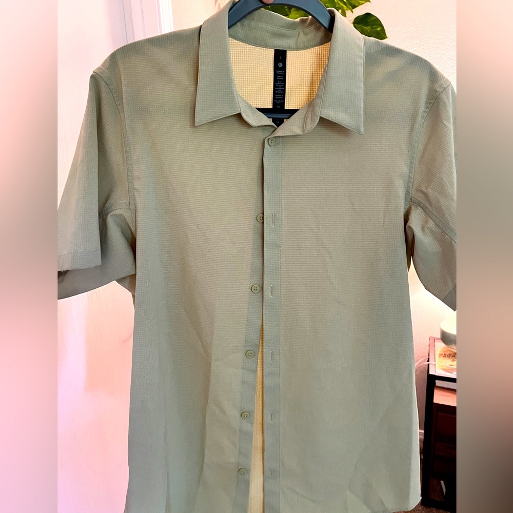 Lulu Lemon Men's short sleeve button up